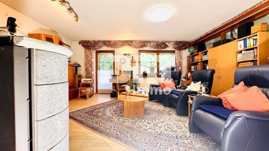 Einfamilienhaus mit Einliegerwohnung in Traumlage mit Terrasse, Naturgarten und Garage - EG Wohn+Esszimmer / Zugang Balkon/Wintergarten